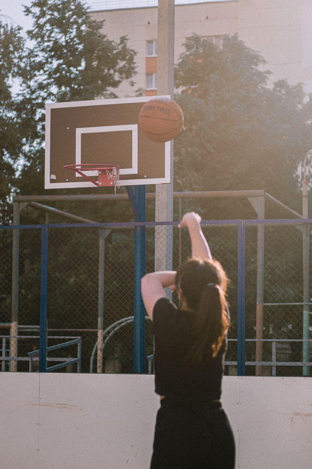 Une basketteuse travaille son tir